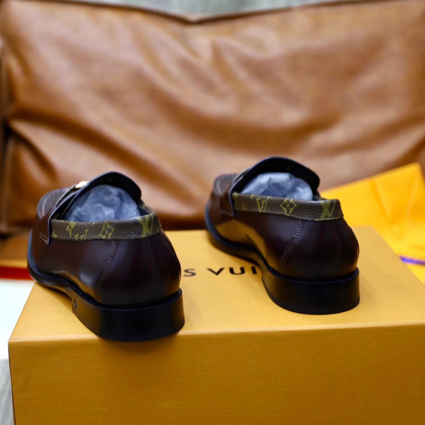 Men's Men's Shoes💰💰920LV Louis Vuitton Slip-on Loafers, top quality products from Guangzhou, ready for sale! This LV Glove loafer is made of selected soft cowhide, with a slightly wrinkled leather surface and a very high-end texture. Each pair is unique. The leather surface is light and soft, with a fine texture and good luster. It is a classic loafer style, with exquisite handmade mark stitching on the toe, and a square toe configuration to highlight the classic style. The horizontal band has hot-printed LV three-dimensional letters, semi-solid handcrafts and a genuine leather outsole, and a rubber patch on the heel to create wear-resistant performance and comfort. One of the must-have loafers for men! Comes with full original packaging! Code number: 38-39-40-41-42-43-44 (38, 45, 46 customized) standard leather shoe code